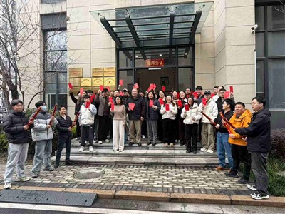 मेडनोवा ने घोड़े के वर्ष के लिए कृतज्ञता, लाल लिफ़ाफ़े और साहसिक दृष्टिकोण के साथ 2026 की शुरुआत की